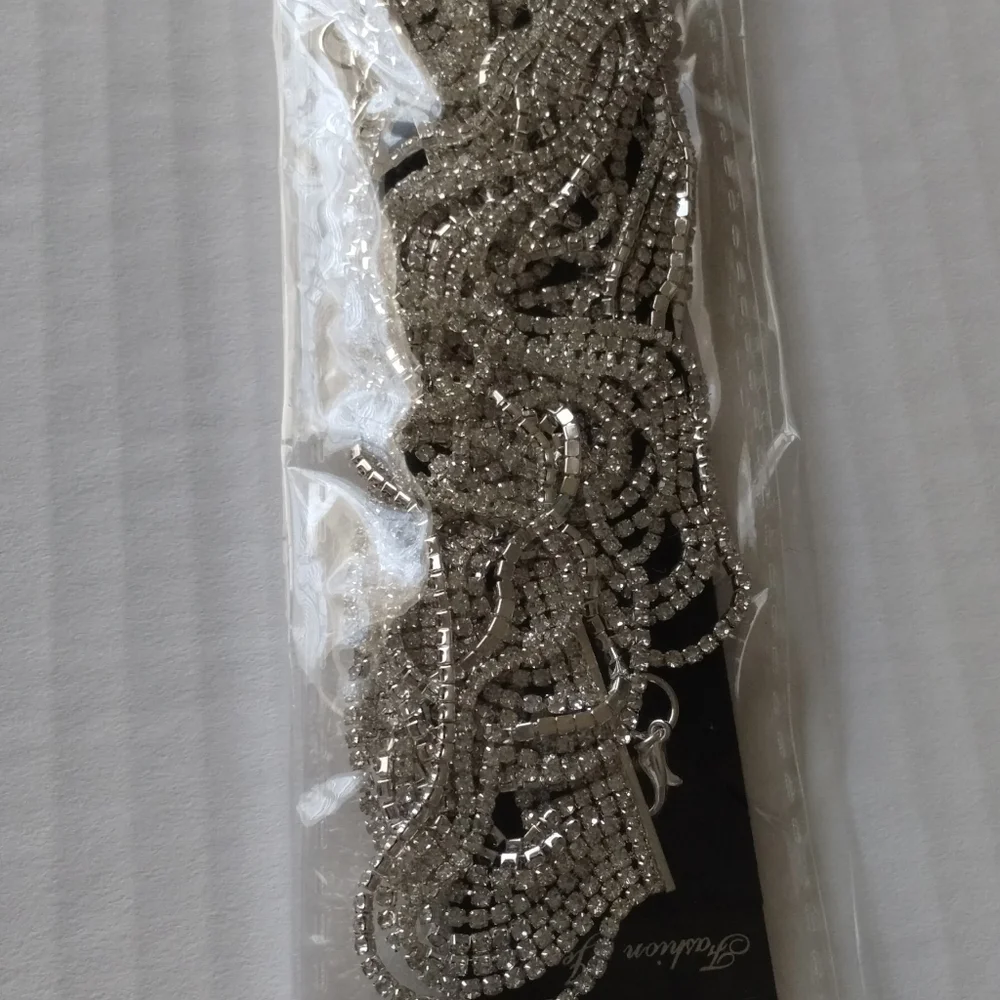 Elegant geometric layered rhinestone chocker. - Picture 4 of 6